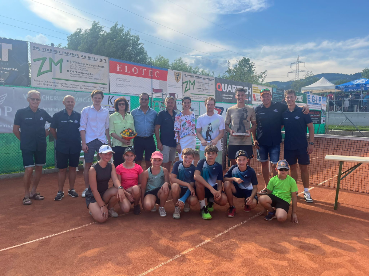 Sieger der Stoff-Trophy Statzberger  und zweitplatzierten Ofner mit den Organisator:innen und Funktionär:innen