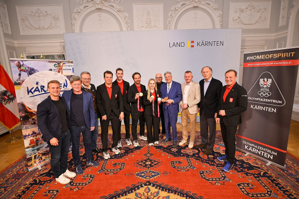 © LPD Kärnten/Helge Bauer, v.l.n.r. Hanno Douschan, Arno Arthofer, Nico Pajantschitsch, Thomas Grochar, Markus Salcher, Elina Stary, Josef Pleikner, LH Peter Kaiser, Anton Laikam, Günter Leikam,n Christoph Schasché, Ulrich Zafoschnig