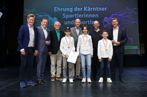 © Land Kärnten | Dr. Christoph Schasché, Anton Leikam (Präsident ASKÖ), LH Daniel Fellner, Ulrich Zafoschnig (Präsident Union Kärnten), Landessportdirektor Arno Arthofer. KAC U11