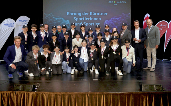 © Land Kärnten | Dr. Christoph Schasché, Anton Leikam (Präsident ASKÖ), LH Daniel Fellner, Ulrich Zafoschnig (Präsident Union Kärnten), Landessportdirektor Arno Arthofer.  KAC U13