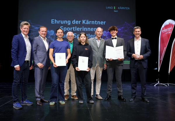 © Land Kärnten | Dr. Christoph Schasché, Anton Leikam (Präsident ASKÖ), LH Daniel Fellner, Ulrich Zafoschnig (Präsident Union Kärnten), Landessportdirektor Arno Arthofer. Ruderer des RV Albatros und VST Völkermarkt
