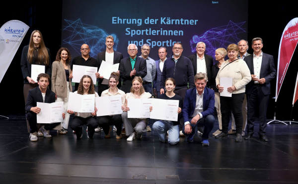 © Land Kärnten | Dr. Christoph Schasché, Anton Leikam (Präsident ASKÖ), LH Daniel Fellner, Ulrich Zafoschnig (Präsident Union Kärnten), Landessportdirektor Arno Arthofer, Sportler der Schwimmvereine Spittal, Wörthersee, Villach
