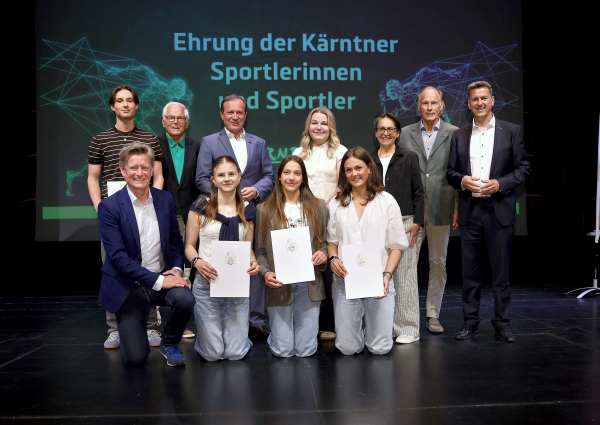 © Land Kärnten | Dr. Christoph Schasché, Anton Leikam (Präsident ASKÖ), LH Daniel Fellner, Ulrich Zafoschnig (Präsident Union Kärnten), Landessportdirektor Arno Arthofer, Villacher Turnverein.