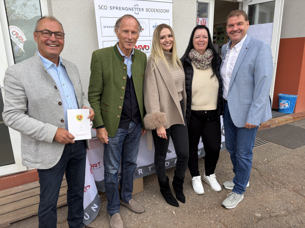 © ASVÖ Kärnten | v.l.n.r.: Bürgermeister Georg Kavalar, ASVÖ Kärnten Präsident Dr. Christoph Schasché, Familie Ritzinger