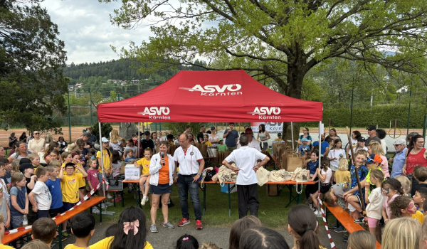 © ASVÖ Kärnten - Preisverlosung - mit Eva Granig (ASVÖ Vorstandsmitglied), Günter Brunner (Moderator)