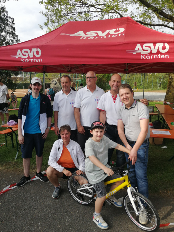 © ASVÖ Kärnten - v.l.n.r: Kajetan Hackl (ASVÖ Kärnten Landessekretär), Traugott Scharniedling (Spittaler Turnverein), Wolfgang Lebitsch (Spittaler Turnverein), Günter Brunner (Moderator), Ing. Christoph More (Sponsor Hauptpreis), unten v.l.n.r: Eva Granig (ASVÖ Kärnten Vorstandsmitglied), Marco Wegscheider (Gewinner Hauptpreis)