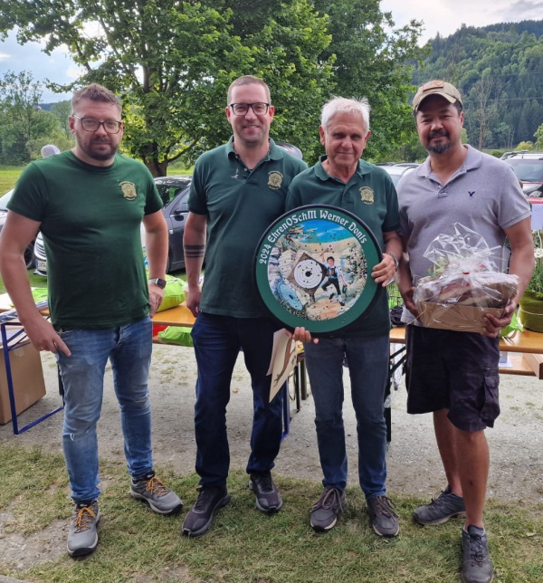 © SV Gurk Gernot Köstl und Walter Donis gratulieren Russel Murray zum Sieg im Wurfscheibenbewerb
